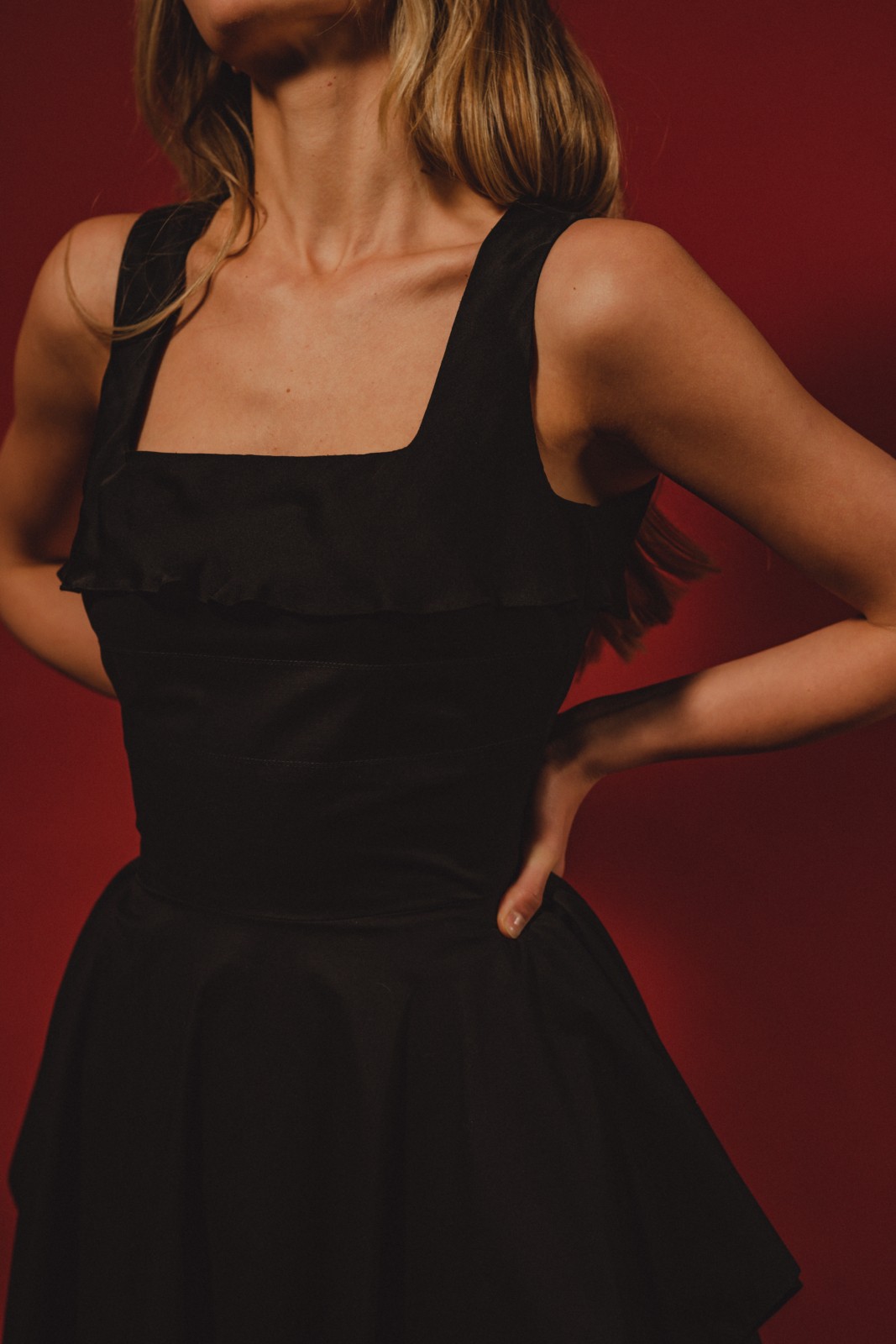 платье черное с многослойной юбкой