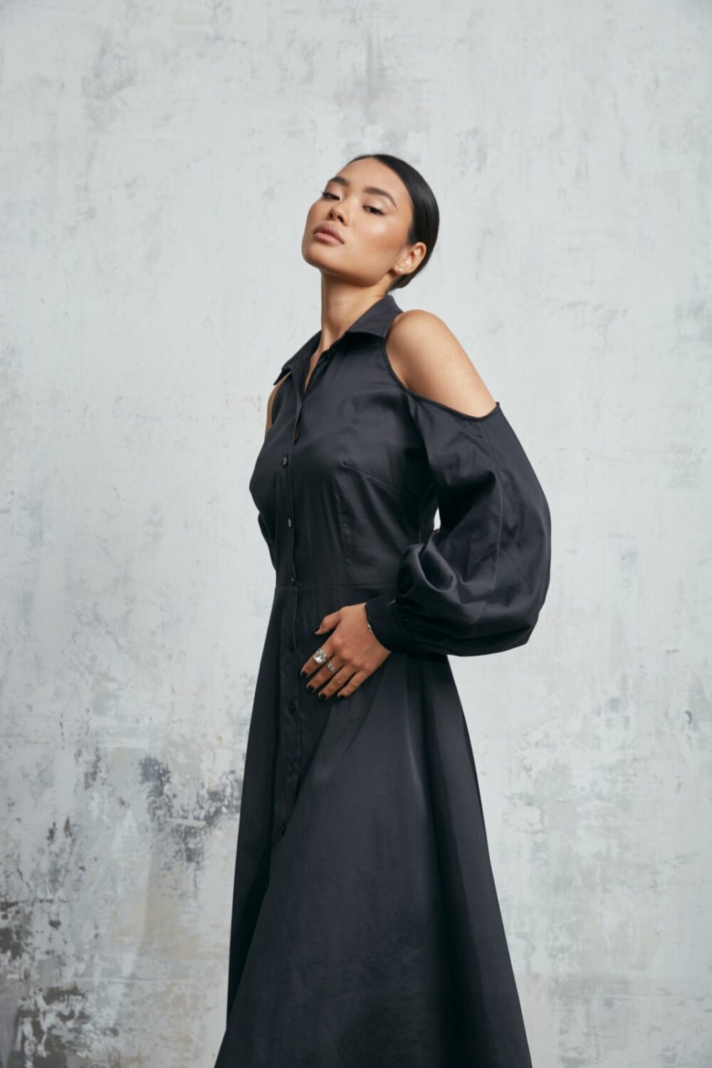 платье черное с открытыми плечами реглан
