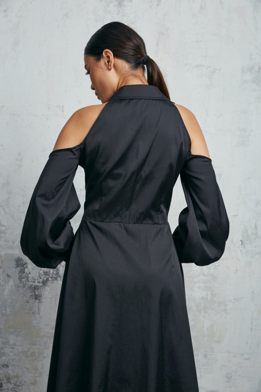 платье черное с открытыми плечами реглан