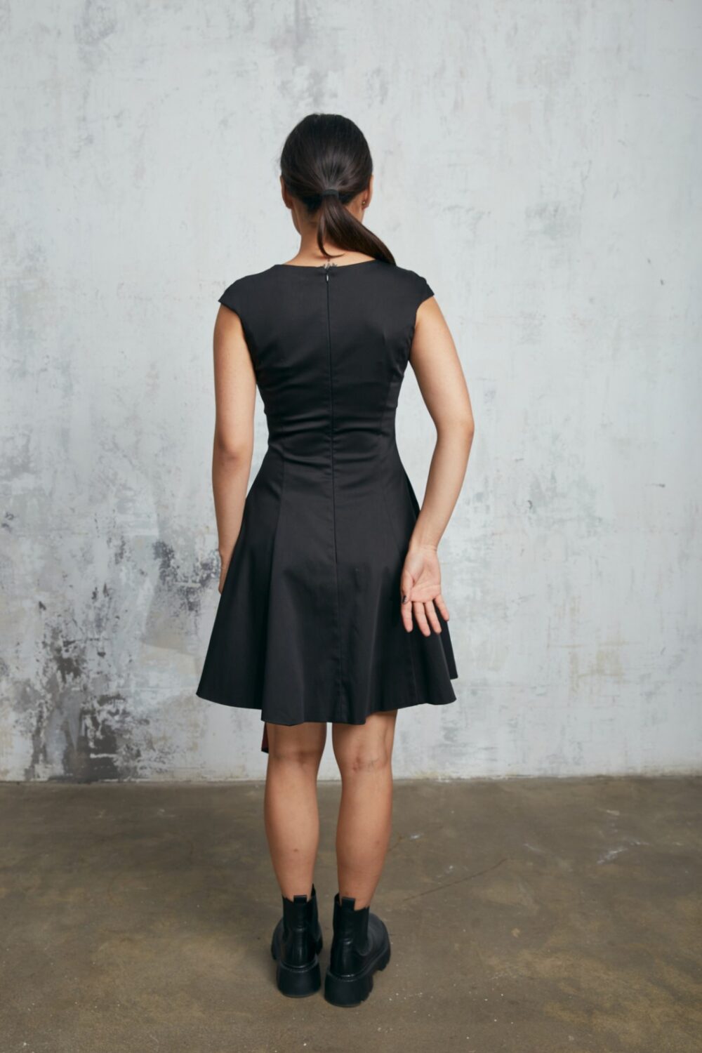 платье черное с углом