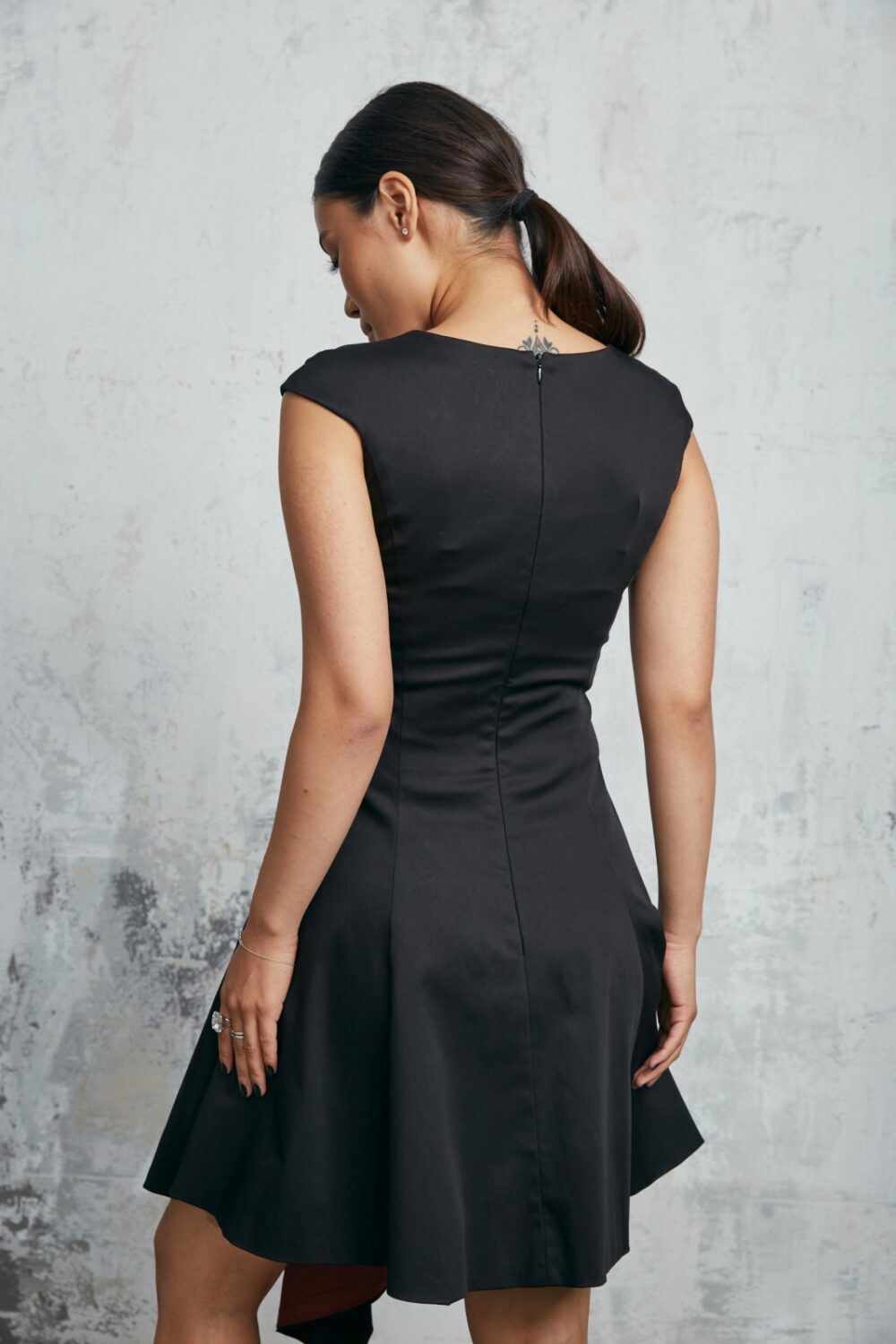 платье черное с углом